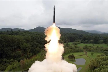 Triều Tiên phóng thử tên lửa đạn đạo liên lục địa sử dụng nhiên liệu rắn Hwasong-18 ngày 12/7/2023. (Ảnh: Yonhap/TTXVN)