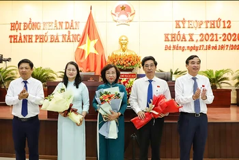 Lãnh đạo thành phố Đà Nẵng tặng hoa chúc mừng bà Ngô Thị Kim Yến (giữa), ông Trần Chí Cường và bà Trần Thị Kim Oanh.