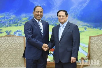 Thủ tướng Phạm Minh Chính tiếp Bộ trưởng Ngoại giao Malaysia, Thượng Nghị sĩ Zambry Abdul Kadir. (Ảnh: TRẦN HẢI)