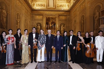 Chủ tịch nước Võ Văn Thưởng và Phu nhân cùng Tổng thống Italia Sergio Mattarella và con gái tham gia Chương trình hòa nhạc kỷ niệm 50 năm quan hệ ngoại giao Việt Nam-Italia, tối 26/7 (giờ địa phương). (Ảnh: TTXVN) 