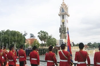 Tưởng niệm các anh hùng liệt sĩ đã hy sinh vì nền độc lập tự do của hai nước Việt Nam và Campuchia.