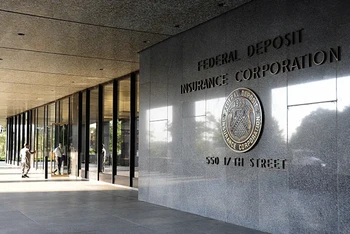  Cơ quan Bảo hiểm tiền gửi liên bang Mỹ (FDIC) đã tiếp quản ngân hàng Heartland Tri-State Bank. (Ảnh: Getty Images/TTXVN)