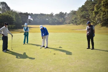 Các tay golf tham dự một giải đấu mùa thu tại Sân golf Bình Nhưỡng. (Ảnh: AFP/TTXVN)