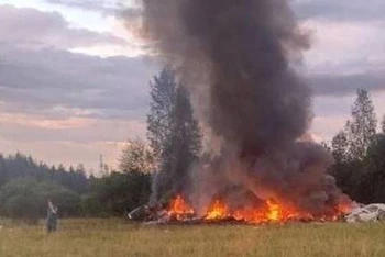 Đám cháy bùng phát tại hiện trường vụ rơi máy bay. (Ảnh: RT/TTXVN)