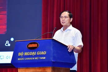 Đồng chí Bùi Thanh Sơn phát biểu tại tọa đàm.
