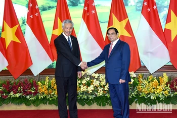 Thủ tướng Phạm Minh Chính và Thủ tướng Lý Hiển Long. (Ảnh: TRẦN HẢI)