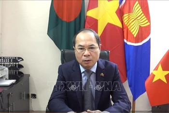 Đại sứ Việt Nam tại Bangladesh Nguyễn Mạnh Cường trả lời phỏng vấn. (Ảnh: TTXVN)