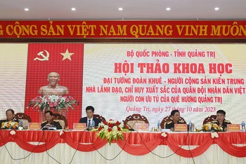 Đoàn chủ trì hội thảo.