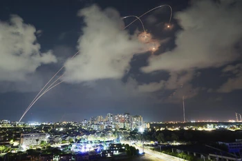 Hệ thống phòng không Iron Dome khai hỏa để đánh chặn tên lửa bắn từ Dải Gaza, ở thành phố ven biển phía nam Ashkelon, ngày 19/10/2023. (Ảnh: AP/TTXVN)