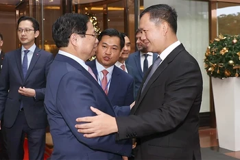 Thủ tướng Phạm Minh Chính tiễn Thủ tướng Vương quốc Campuchia Samdech Moha Bovor Thipadei Hun Manet kết thúc chuyến thăm chính thức Việt Nam. (Ảnh: TTXVN)