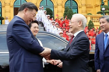 Tổng Bí thư Nguyễn Phú Trọng và Phu nhân chủ trì Lễ đón Tổng Bí thư, Chủ tịch Trung Quốc Tập Cận Bình và Phu nhân. (Ảnh: TTXVN)