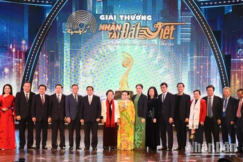 Thủ tướng Phạm Minh Chính với các đại biểu tại Lễ trao Giải thưởng Nhân tài Đất Việt năm 2023. 