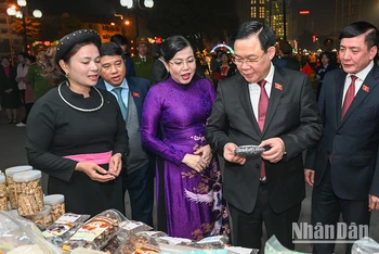 Chủ tịch Quốc hội Vương Đình Huệ và các đại biểu thăm khu trưng bày, giới thiệu sản phẩm nông nghiệp tỉnh Thái Nguyên. (Ảnh: DUY LINH)