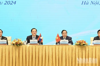 Thủ tướng Phạm Minh Chính và Thủ tướng Lào Sonexay Siphandone chủ trì Hội nghị Hợp tác đầu tư Việt Nam-Lào.