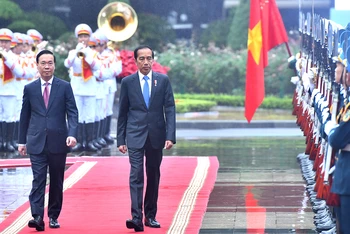 Chủ tịch nước Võ Văn Thưởng và Tổng thống Cộng hòa Indonesia Joko Widodo duyệt Đội danh dự Quân đội nhân dân Việt Nam tại lễ đón. (Ảnh: ĐĂNG KHOA)