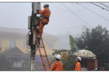 Công nhân điện Mường Khương khắc phục sự cố trong giá rét.