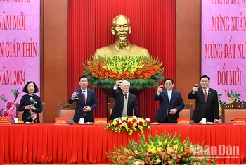 Tổng Bí thư Nguyễn Phú Trọng cùng các đồng chí lãnh đạo Đảng, Nhà nước nâng ly chúc Tết Nguyên đán Giáp Thìn 2024.