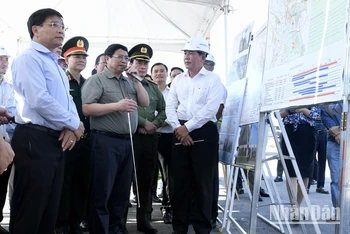 Thủ tướng Phạm Minh Chính chỉ đạo về tiến độ xây dựng đường Vành đai 3 Thành phố Hồ Chí Minh tại hiện trường.
