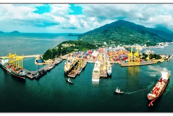 Cảng Đà Nẵng, đầu mối giao thương quan trọng của Đà Nẵng và khu vực miền trung-Tây Nguyên.