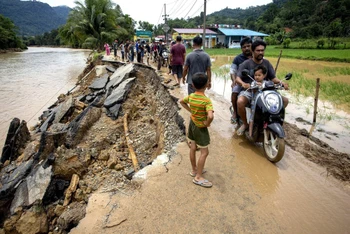 Cảnh tàn phá do lũ lụt và lở đất sau mưa lớn ở huyện Pesisir Selatan, tây Sumatra, Indonesia ngày 9/3. (Ảnh: THX/TTXVN)