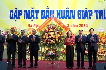 Đại diện lãnh đạo tỉnh Hà Nam tặng hoa chúc mừng Hội đồng hương tỉnh Hà Nam tại Hà Nội.