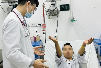 Bác sĩ đang thăm khám, đánh giá khả năng phục hồi cho người bệnh Nguyễn Minh Th.