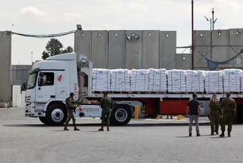 Hàng viện trợ nhân đạo cho Dải Gaza qua cửa khẩu Kerem Shalom. (Ảnh: AFP/TTXVN)