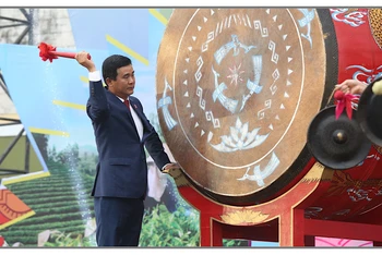 Phó Chủ tịch Ủy ban nhân dân tỉnh Phú Thọ đánh trống khai hội Đền Hùng năm 2024.