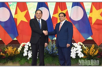 Thủ tướng Phạm Minh Chính và Thủ tướng Lào Sonexay Siphandone. (Ảnh: TRẦN HẢI)