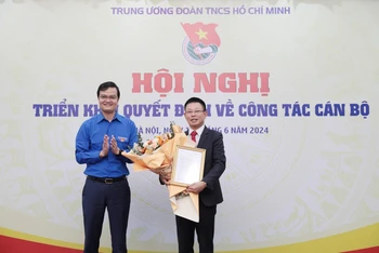 Đồng chí Bùi Quang Huy, Bí thư thứ Nhất Trung ương Đoàn trao Quyết định bổ nhiệm nhà báo Phùng Công Sưởng làm Tổng Biên tập Báo Tiền Phong. (Ảnh: Hồng Vĩnh)