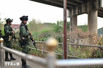 Binh sĩ Thái Lan gác gần cửa khẩu Tak ở huyện Mae Sot, biên giới với Myanmar ngày 10/4/2024. (Ảnh: AFP/TTXVN)