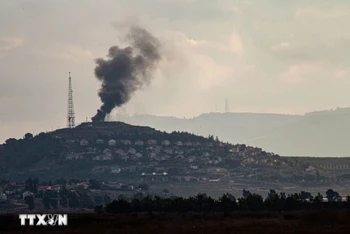 Khói bốc lên sau vụ tấn công của Phong trào Hezbollah nhằm vào một tiền đồn quân sự Israel ở Metulla, giáp với miền nam Liban. (Ảnh: AFP/TTXVN)