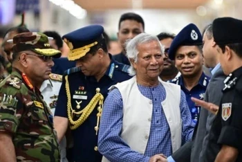 Muhammad Yunus (giữa) tại sân bay Hazrat Shahjalal ở Dhaka ngày 8/8. (Ảnh: Getty Images/TTXVN)