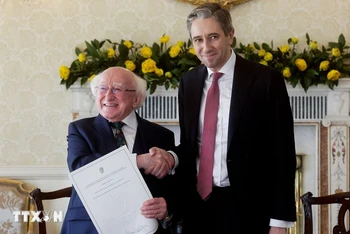 Tổng thống Ireland Michael D. Higgins (trái) và Thủ tướng Simon Harris tại Dublin, ngày 9/4/2024. (Ảnh: AFP/TTXVN)