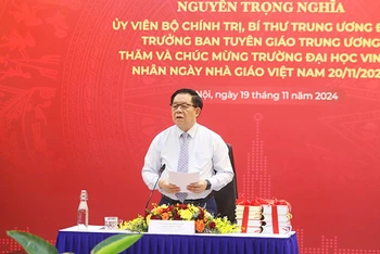 Đồng chí Nguyễn Trọng Nghĩa phát biểu tại buổi làm việc. 