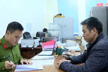 Công an tỉnh Hưng Yên làm việc với đối tượng bị bắt trong vụ án Giả mạo trong công tác và nhận hối lộ tại Trung tâm đăng kiểm xe cơ giới 89-02S và 89-05D ở Hưng Yên.