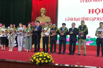 Lãnh đạo tỉnh Hưng Yên trao tặng Cúp Phố Hiến cho một số doanh nghiệp tiêu biểu ở tỉnh Hưng Yên.