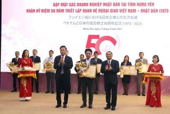 Lãnh đạo tỉnh Hưng Yên trao bằng khen cho doanh nghiệp Nhật Bản.
