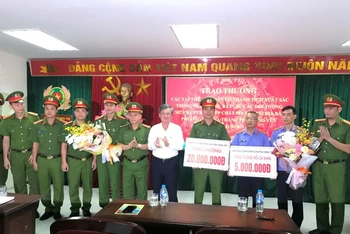 Phó Chủ tịch Ủy ban nhân dân tỉnh Hưng Yên Nguyễn Duy Hưng Yên đã trao thưởng cho tập thể phòng Cảnh sát điều tra tội phạm về ma túy Công an tỉnh Hưng Yên.