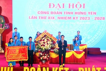 Bí thư Tỉnh ủy Hưng Yên tặng hoa và cờ thi đua cho lãnh đạo Công đoàn tỉnh Hưng Yên.