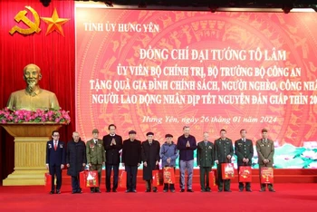 Đại tướng Tô Lâm, Ủy viên Bộ Chính trị, Bộ trưởng Công an cùng Bí thư Tỉnh ủy Hưng Yên tặng quà cho người có công tỉnh Hưng Yên.