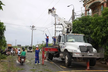 Công ty Điện lực Hưng Yên huy động nhân lực, phương tiện khẩn trương sửa chữa sự cố lưới điện sau bão số 3.