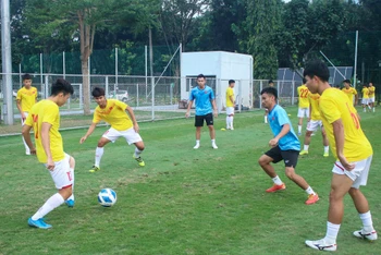 Ban Huấn luyện theo sát các cầu thủ U19 Việt Nam. (Ảnh: VFF)