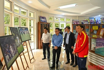 Tổng Biên tập Báo Nhân Dân Lê Quốc Minh cùng Đoàn công tác thăm phòng truyền thống Câu lạc bộ Hoàng Anh Gia Lai. 