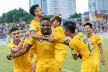 Các cầu thủ Sông Lam Nghệ An ăn mừng bàn thắng mở tỷ số. (Ảnh: VPF)