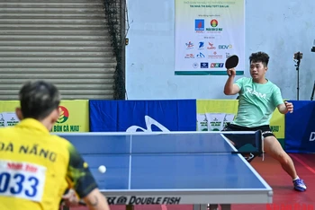 Đương kim vô địch đơn nam Nguyễn Đức Tuân giành thắng lợi 4-2 trước Nguyễn Thành Nam.