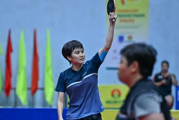 Vận động viên Nguyễn Khoa Diệu Khánh ăn mừng sau khi giành chức vô địch Đơn nữ.