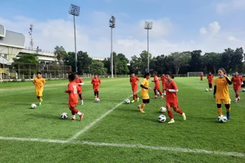 Các nữ tuyển thủ U18 Việt Nam tập luyện nhẹ trên sân. (Ảnh: VFF)