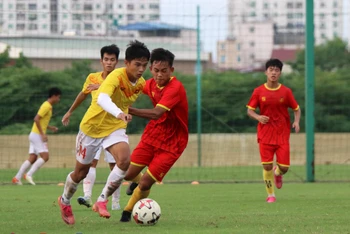 Đội tuyển U16 Việt Nam (áo vàng) và U19 Công an nhân dân đã thi đấu cống hiến suốt 3 hiệp. (Ảnh: VFF)