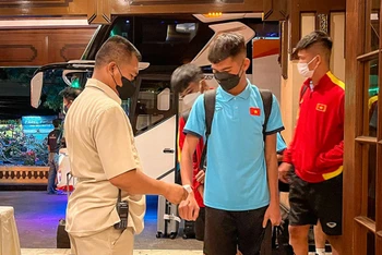 Các cầu thủ U16 Việt Nam tới được khách sạn sau một hành trình di chuyển dài. (Ảnh: VFF)